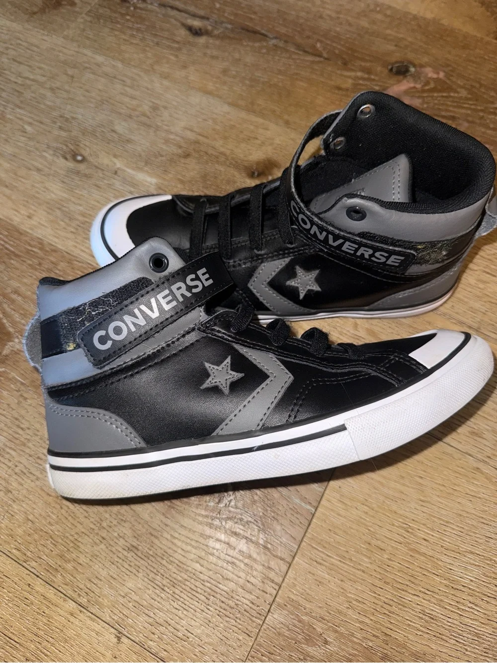 Converse Kids Black and Gray High-Top Sneakers (SIZE 3 BOY !)